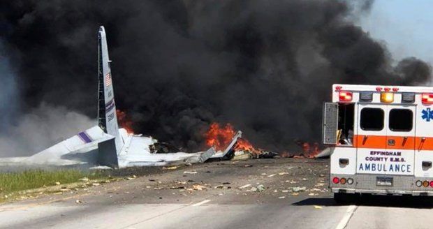 Armádní letoun spadl na křižovatku, 9 obětí. „Jen zázrakem nezasáhl žádná auta“