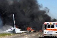 Armádní letoun spadl na křižovatku, 9 obětí. „Jen zázrakem nezasáhl žádná auta“