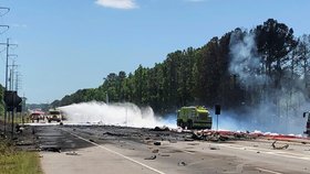 Po pádu vojenského nákladního letadla C-130 zemřelo v USA pět lidí (2. 5. 2018)