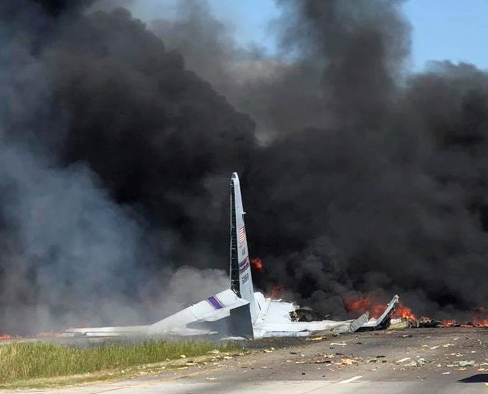 Po pádu vojenského nákladního letadla C-130 zemřelo v USA pět lidí (2. 5. 2018)