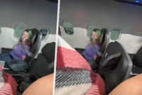 Žena pokousala za letu stevardku a chtěla otevřít dveře aeroplánu. Skončila svázaná lepicí páskou