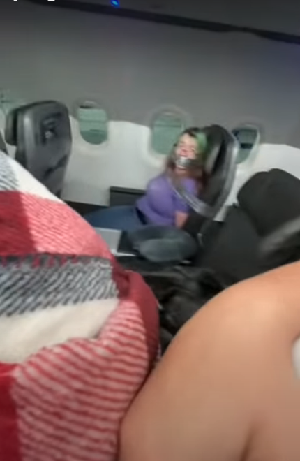 Jedna z cestujících se pokoušela otevřít za letu dveře a pokousala letušku.