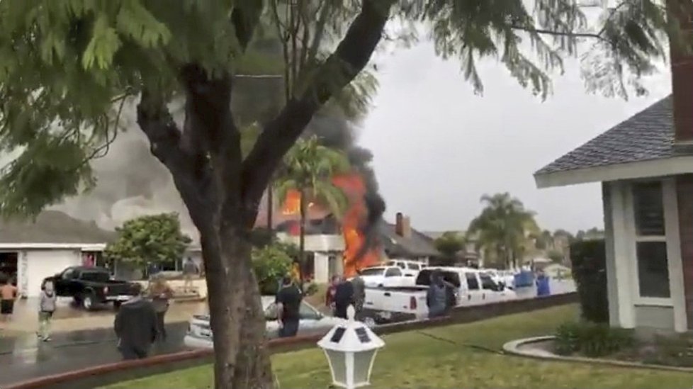 V Kalifornii se malé letadlo zřítilo na dům, při neštěstí zahynulo 5 lidí.