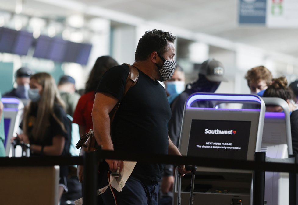 Na americká letiště se pomalu začínají vracet cestující (23. 6. 2020).