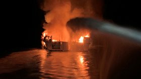 Požár lodi u kalifornského ostrova Santa Cruz západně od Los Angeles si vyžádal nejméně 25 obětí.