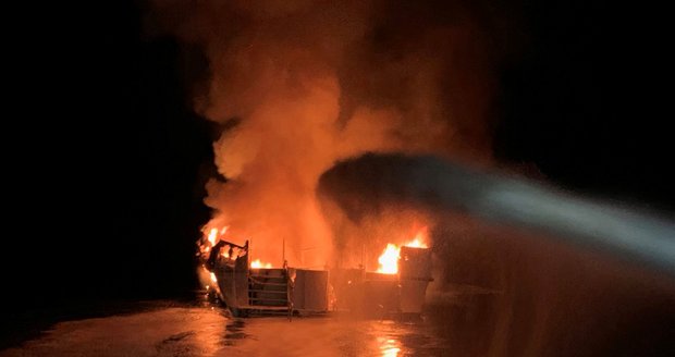 Děsivý požár výletní lodi: Zemřelo 25 cestujících, 5 lidí uteklo smrti skokem do moře