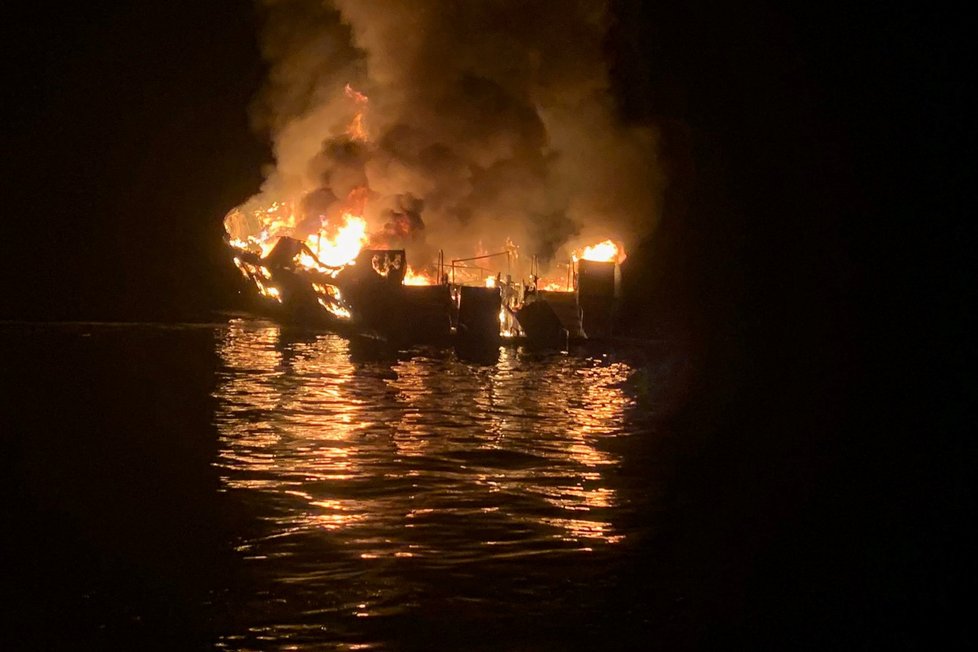 Požár lodi u kalifornského ostrova Santa Cruz západně od Los Angeles si vyžádal nejméně 25 obětí.