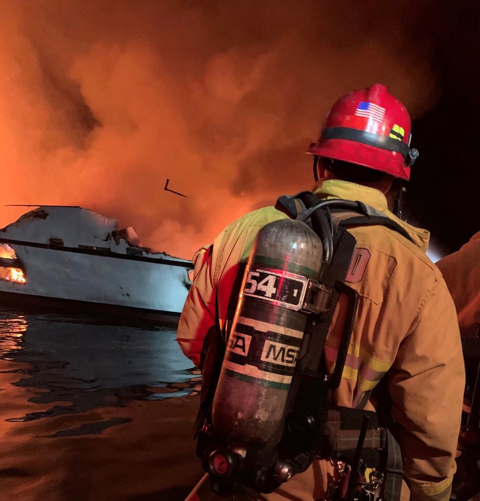 Požár lodi u kalifornského ostrova Santa Cruz západně od Los Angeles si vyžádal nejméně 25 obětí.