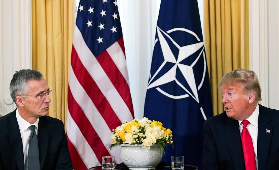 Prezident USA Donald Trump na jednání s generálním tajemníkem NATO Jensem Stoltenbergem, (3.12.2019).