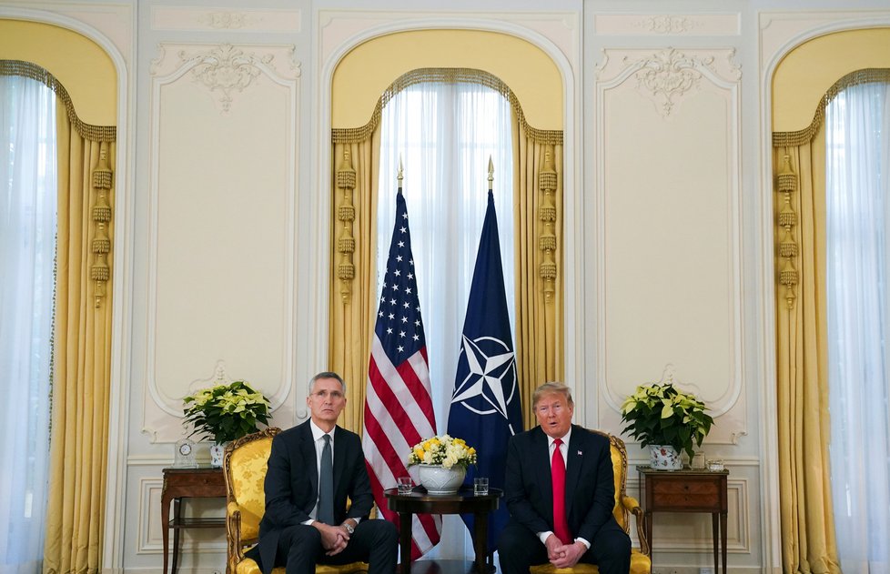 Prezident USA Donald Trump na jednání s generálním tajemníkem NATO Jensem Stoltenbergem (3. 12. 2019)