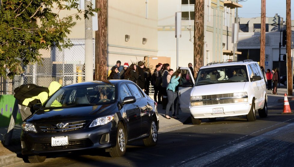 Město Los Angeles uzavřelo všechny veřejné školy ve městě a okolí kvůli hrozbě bombového útoku.