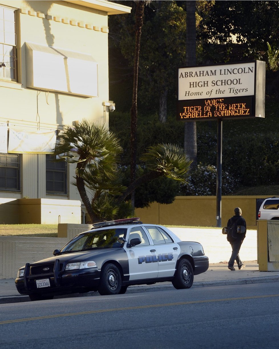 Město Los Angeles uzavřelo všechny veřejné školy ve městě a okolí kvůli hrozbě bombového útoku.