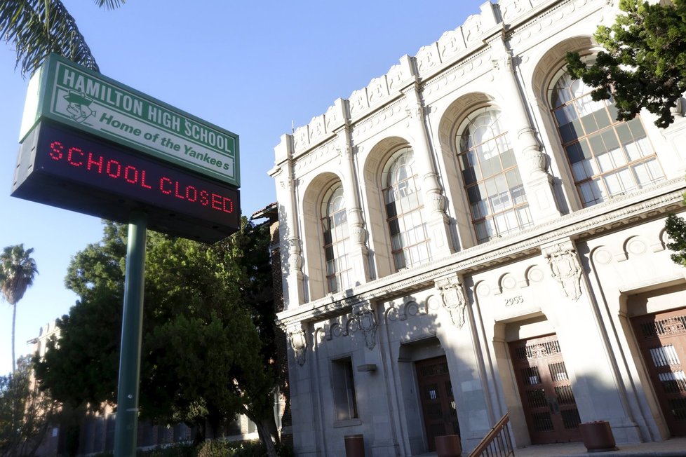 Město Los Angeles uzavřelo všechny veřejné školy ve městě a okolí kvůli hrozbě bombového útoku.