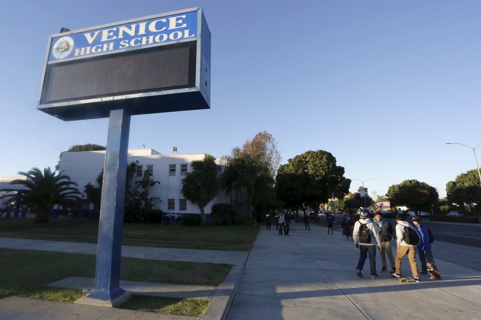 Město Los Angeles uzavřelo všechny veřejné školy ve městě a okolí kvůli hrozbě bombového útoku.