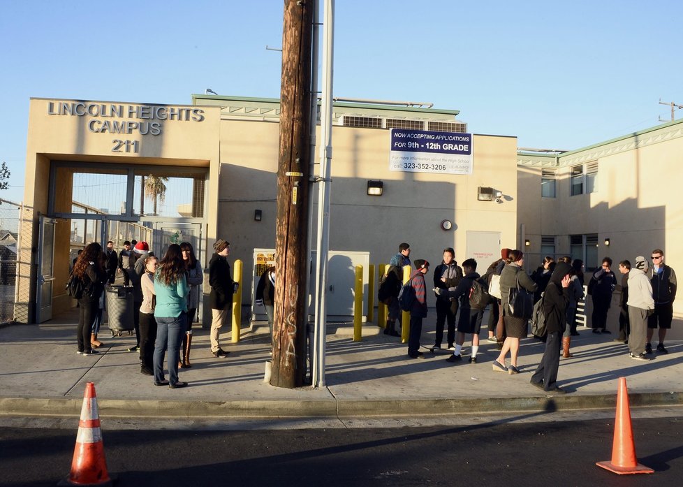 Město Los Angeles uzavřelo všechny veřejné školy ve městě a okolí kvůli hrozbě bombového útoku.