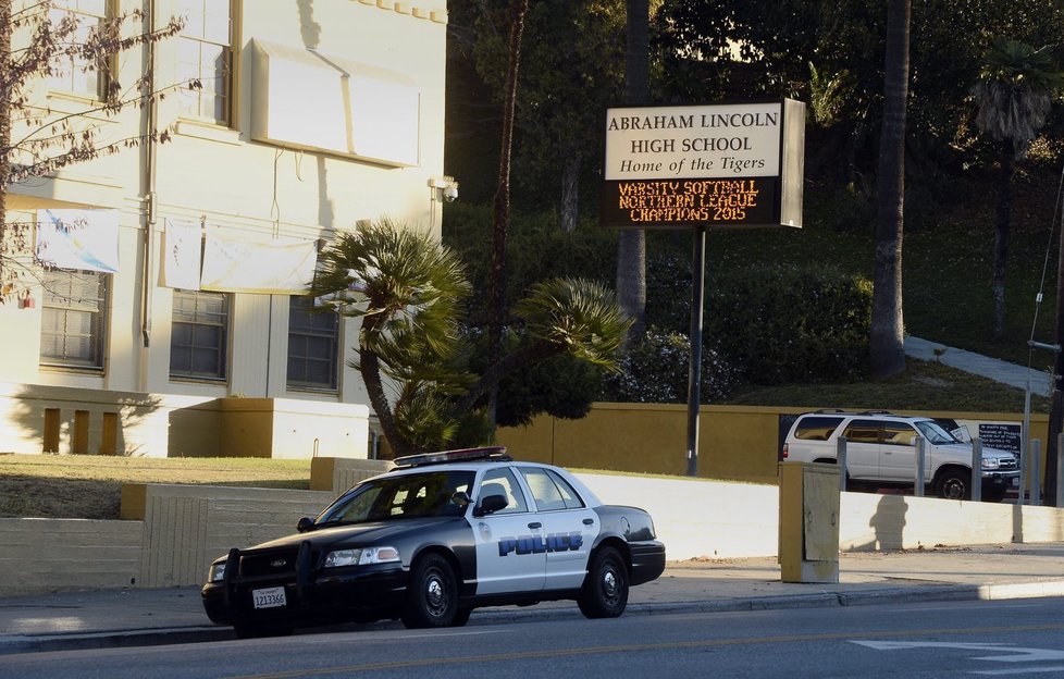 Město Los Angeles uzavřelo všechny veřejné školy ve městě a okolí kvůli hrozbě bombového útoku.