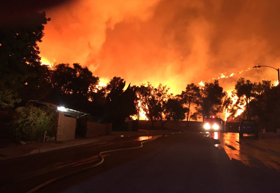 Los Angeles zachvátil zničující požár.