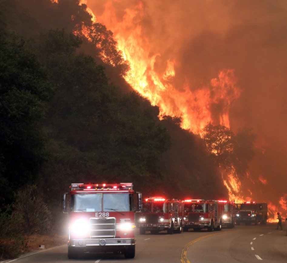 Los Angeles zachvátil zničující požár.