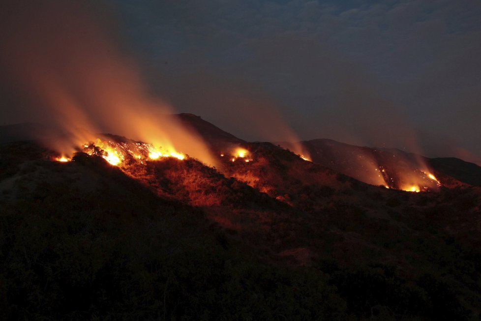 Los Angeles zachvátil zničující požár.