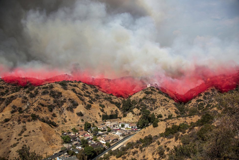 Los Angeles zachvátil zničující požár.