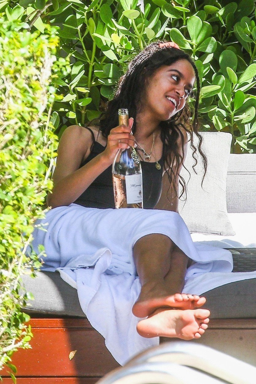 Divoký víkend Maliy Obamové (20), s kamarádkami vyrazila do Miami. U bazénu popíjela alkohol, vyrazila i na pláž, (16.-17.02.2019).
