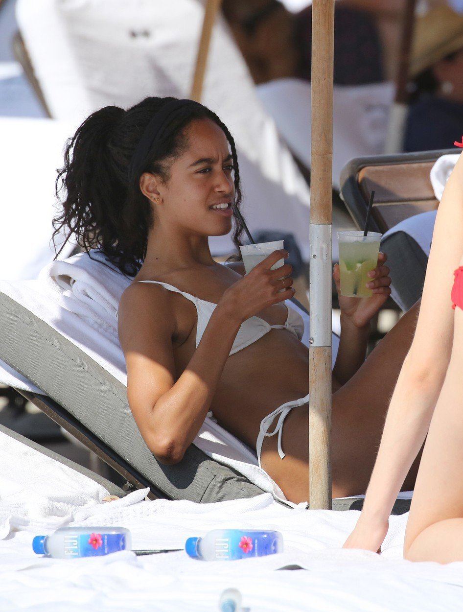 Divoký víkend Maliy Obamové (20), s kamarádkami vyrazila do Miami. U bazénu popíjela alkohol, vyrazila i na pláž. (16.-17.2.2019)