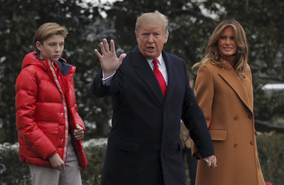 První dáma USA Melania Trumpová s manželem, prezidentem Donaldem Trumpem, a synem Barronem