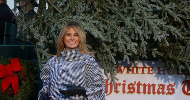Poslední Vánoce Trumpových v Bílém domě: Melania ukázala u stromku novou barvu vlasů