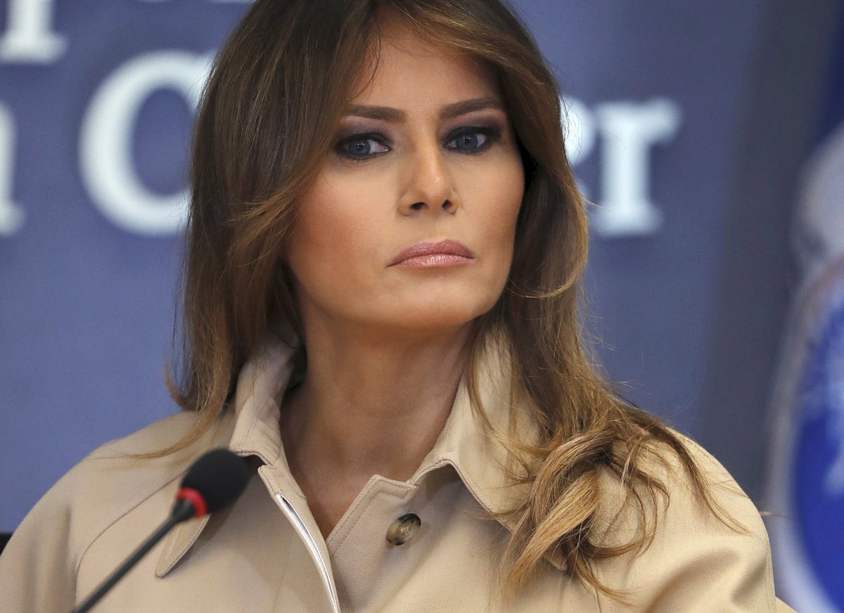 První dáma USA Melania Trumpová se vrátila do veřejného života a doprovodila prezidenta Donalda Trumpa na schůzku s agenturou FEMA (6.06.2018).