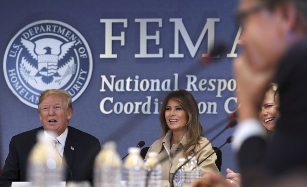 První dáma USA Melania Trumpová se vrátila do veřejného života a doprovodila prezidenta Donalda Trumpa na schůzku s agenturou FEMA (6.06.2018).