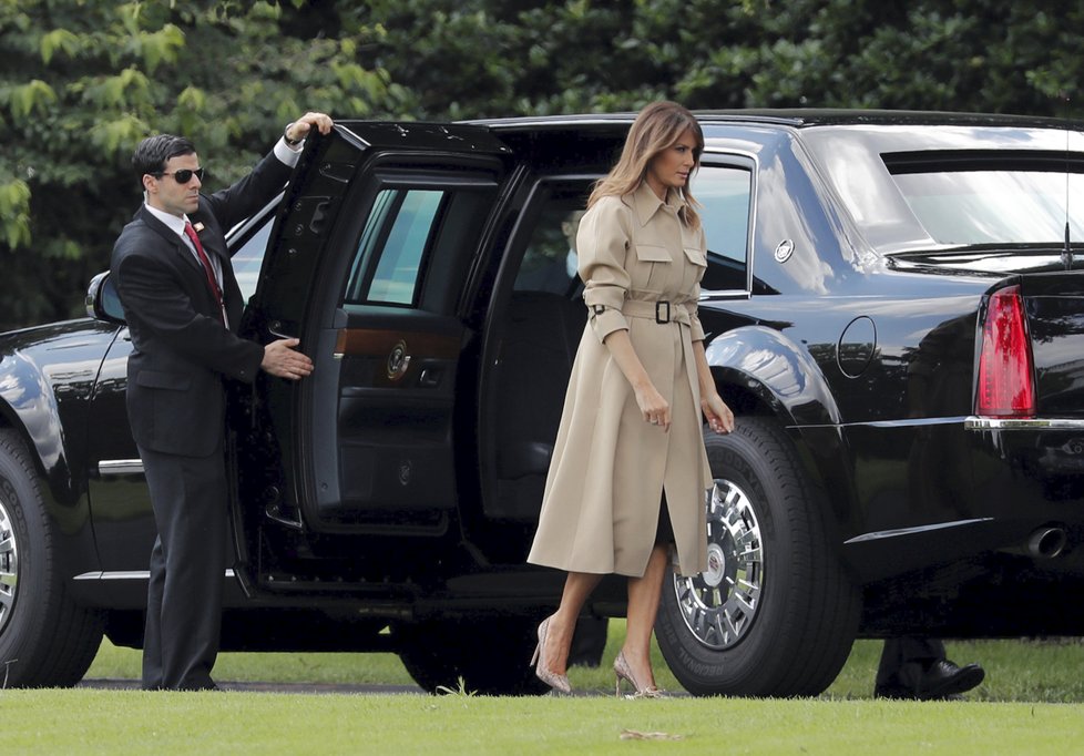 První dáma USA Melania Trumpová se vrátila do veřejného života a doprovodila prezidenta Donalda Trumpa na schůzku s agenturou FEMA (6. 6. 2018).