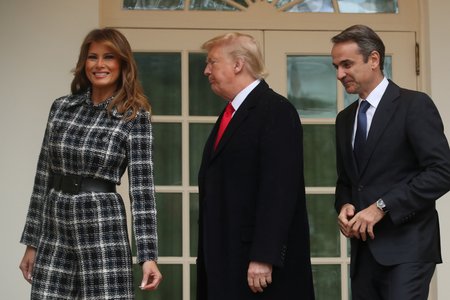 První dáma USA Melania Trumpová v sobě modelku nezapře. Na snímku s manželem, prezidentem USA Donaldem Trumpem a řeckým premiérem Kyriakosem Mitsotakisem.