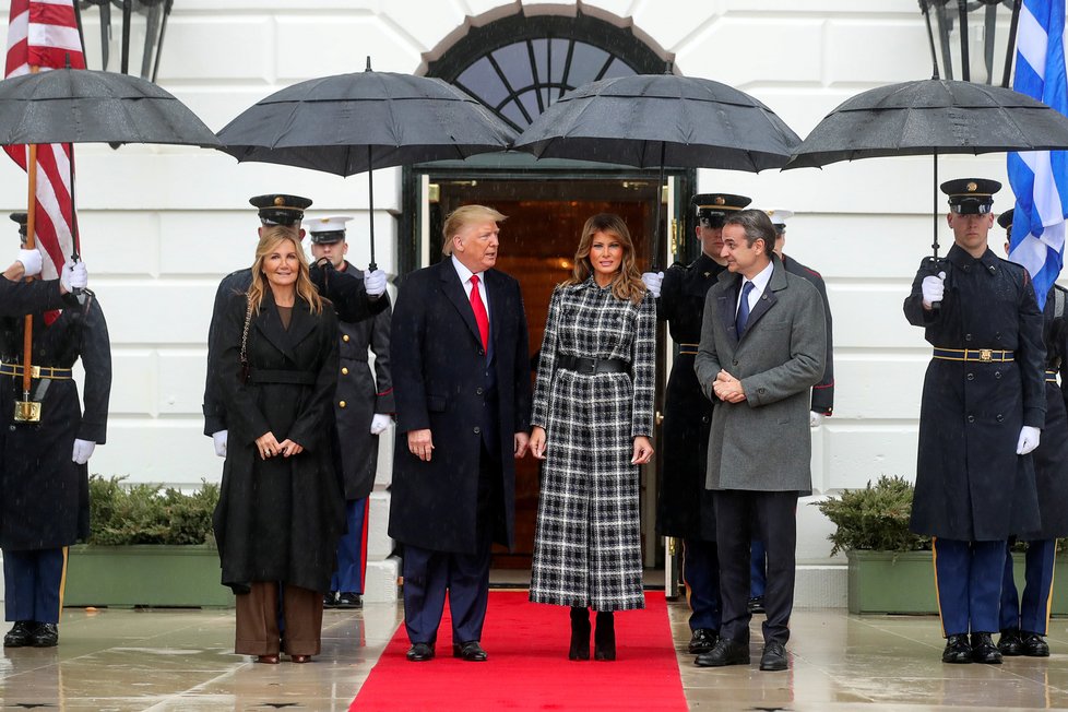 Prezident USA Donald Trump společně s manželkou Melanií v Bílém domě hostili řeckého premiéra Kyriakose Mitsotakise s chotí.