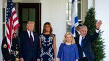 Trump podepsal přelomovou dohodu. Melania v šatech za 80 tisíc ladila s Netanjahuovou
