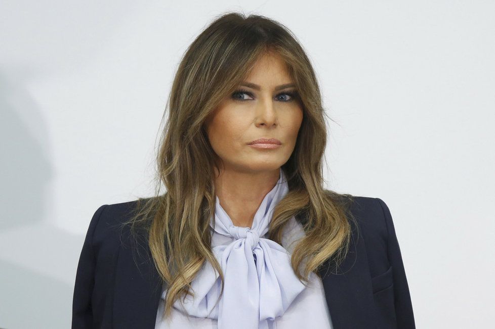 Přehozené přes ramena nenosí Melania Trumpová jen kabáty, ale i saka.