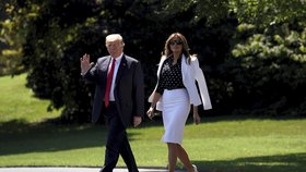 Konspirátoři se domnívají, že prezidenta Trumpa do Ohia doprovodila dvojnice jeho ženy Melanie. Falešnou Melanii prozradila rozdílná barva vlasů, špatně učesaná pěšinka, sluneční brýle i sako.