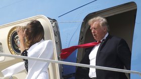 Konspirátoři se domnívají že prezidenta Trumpa do Ohia doprovodila dvojnice jeho ženy Melanie. Falešnou Melanii prozradila rozdílná barva vlasů, špatně učesaná pěšinka, sluneční brýle i sako.