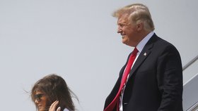 Konspirátoři se domnívají že prezidenta Trumpa do Ohia doprovodila dvojnice jeho ženy Melanie. Falešnou Melanii prozradila rozdílná barva vlasů, špatně učesaná pěšinka, sluneční brýle i sako.