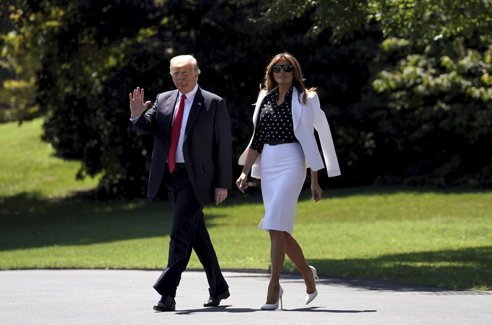 Přehozené přes ramena nenosí Melania Trumpová jen kabáty, ale i saka.