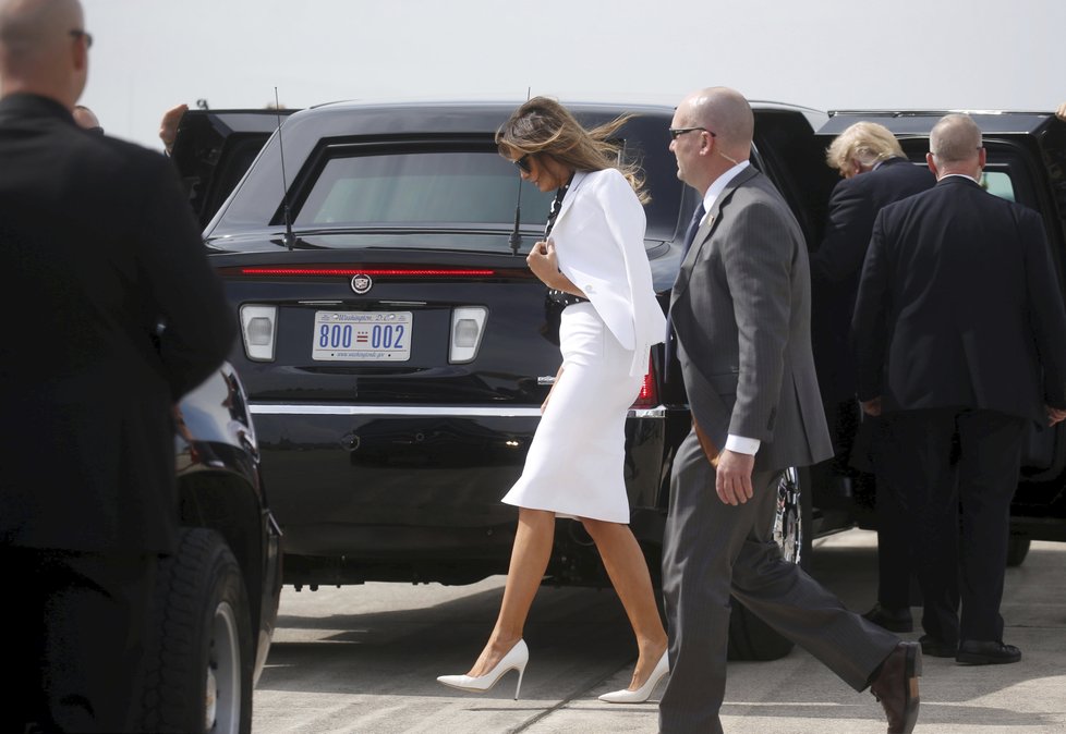 Přehozené přes ramena nenosí Melania Trumpová jen kabáty, ale i saka.