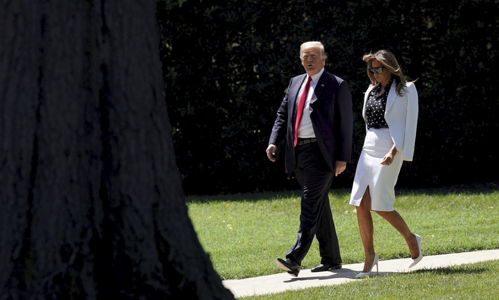 Konspirátoři se domnívají, že prezidenta Trumpa do Ohia doprovodila dvojnice jeho ženy Melanie. Falešnou Melanii prozradila rozdílná barva vlasů, špatně učesaná pěšinka, sluneční brýle i sako.