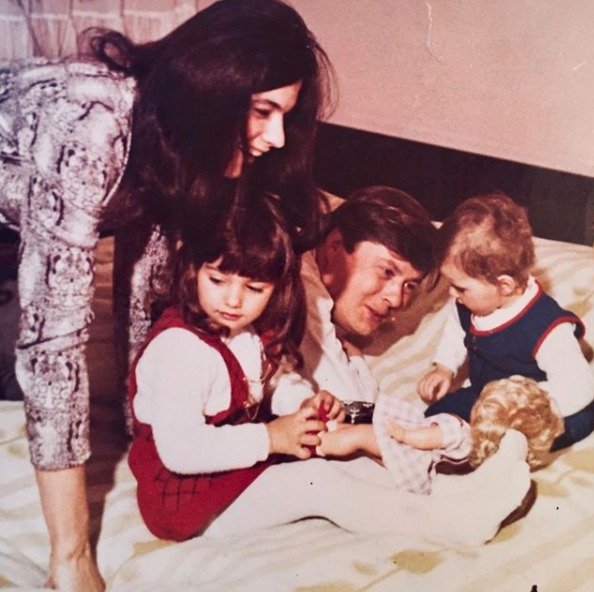 Ines Knaussová, sestra první dámy USA Melanie Trumpové, často sdílí snímky z jejich dětství.