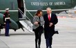 Na letišti se Trumpová kvůli větru tiskla k manželovi, (12.11.2019).