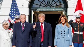 Prezident USA Donald Trump s manželkou Melanií, tureckým prezidentem Recepem Erdoganem a jeho ženou Emine.