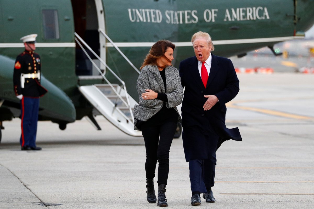 Na letišti se Trumpová kvůli větru tiskla k manželovi, (12.11.2019).