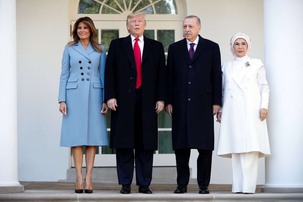 Prezident USA Donald Trump s manželkou Melanií, tureckým prezidentem Recepem Erdoganem a jeho ženou Emine.