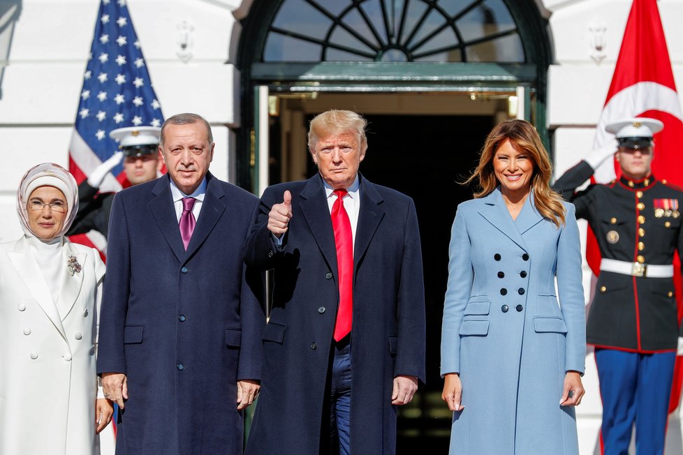 Prezident USA Donald Trump s manželkou Melanií, tureckým prezidentem Recepem Erdoganem a jeho ženou Emine.