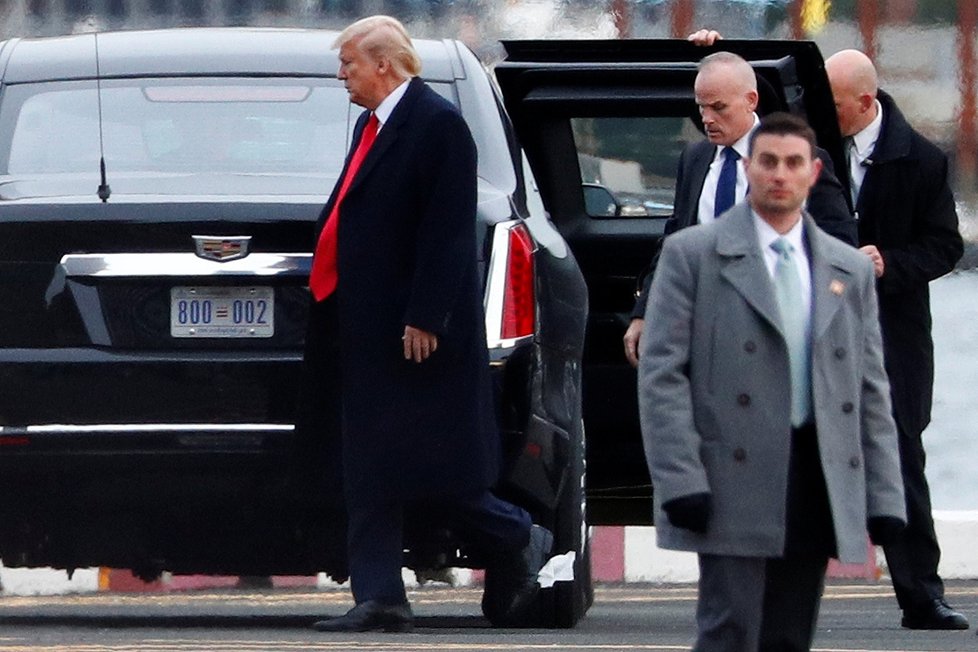 Prezident USA Donald Trump si prožil trapnou příhodu, na botu se mu nalepil toaleťák, (12. 11. 2019).