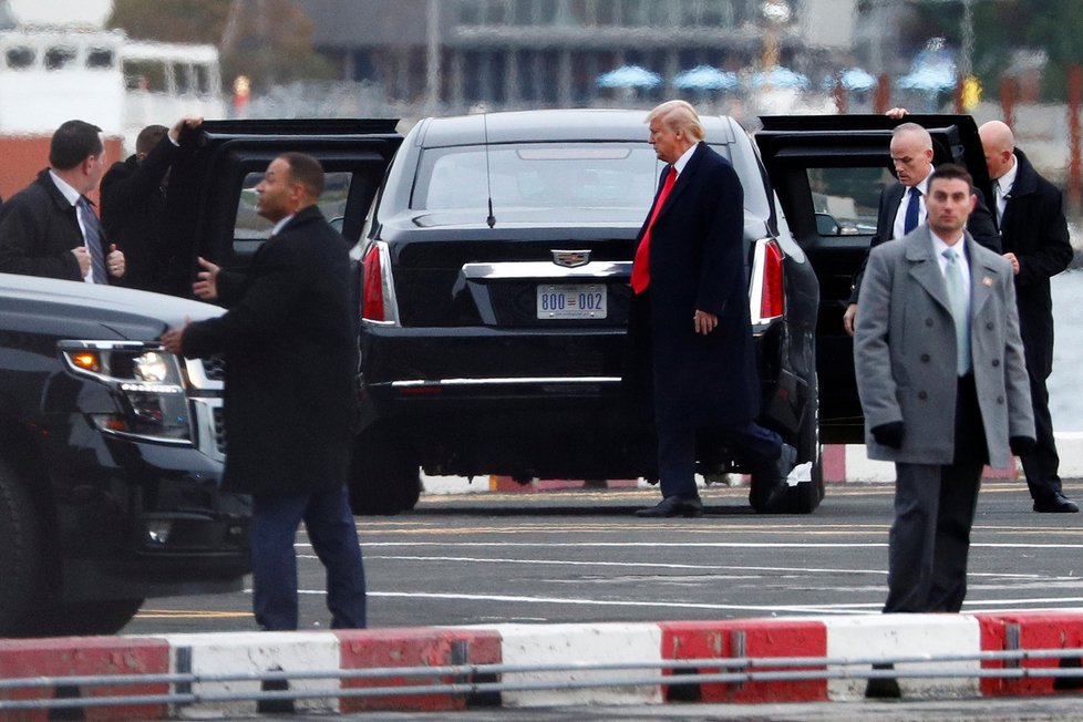 Prezident USA Donald Trump si prožil trapnou příhodu, na botu se mu nalepil toaleťák, (12. 11. 2019).