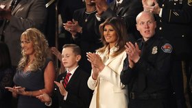 Melania Trump v Kongresu, během manželova projevu